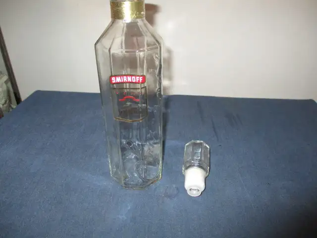 COLLECTIBLE SMIRNOFF VODKA BOTTLE-750 ML-DECANTER-SIGNATURE-RARE in Arts & Collectibles in Laval / North Shore - Image 6