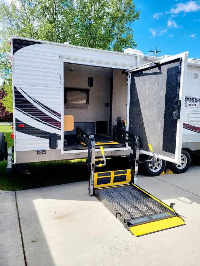 Rare find!! wheelchair accessible trailer in Travel Trailers & Campers in Terrace - Image 4