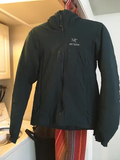 Women XS Atom AR jacket in a beautiful dark turquoise colour in excellent condition. Smoke and pet f...