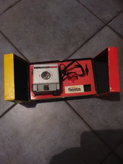 Brownie Fiesta R4 camera outfit with original box Collectible., View more