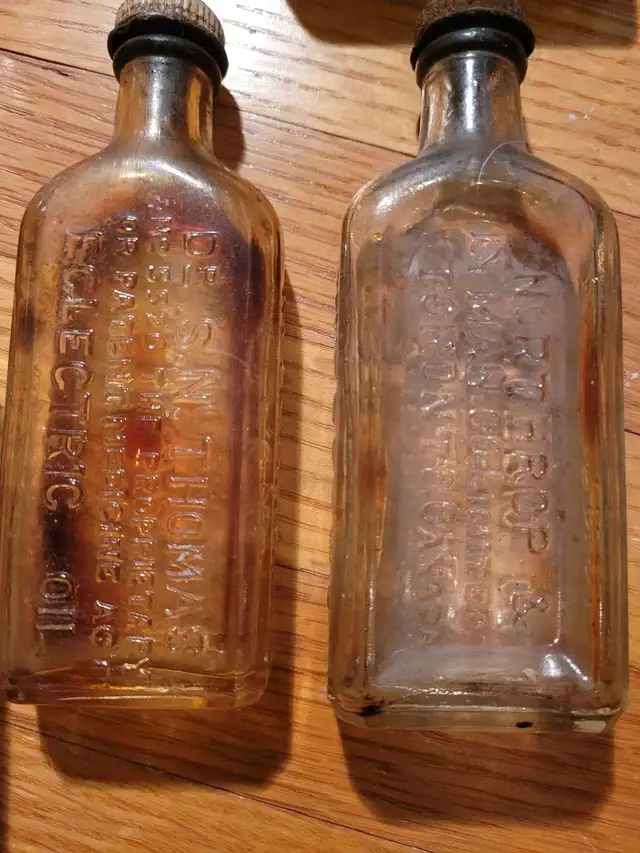 APOTHECARY MEDICAL BOTTLES. ANTIQUE MEDICAL BOTTLE in Arts & Collectibles in City of Toronto - Image 3