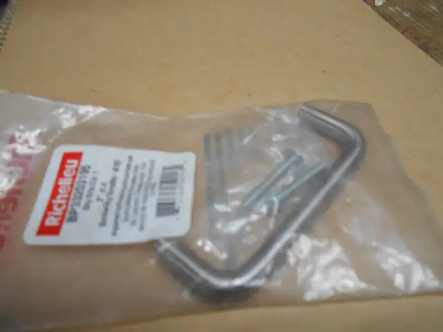 1-POIGNEE - METAL FINI-CHROME , 3 POUCES DE LONG,ET VISSES,NEUVE in Cabinets & Countertops in Longueuil / South Shore - Image 3