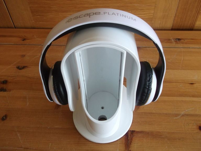 (e)scape Platinum,Headphones White and Base Stand in Headphones in City of Toronto - Image 2