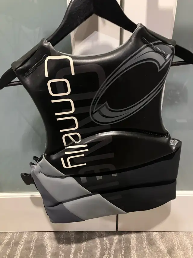 Men’s Connelly ski jacket in Water Sports in Calgary - Image 3