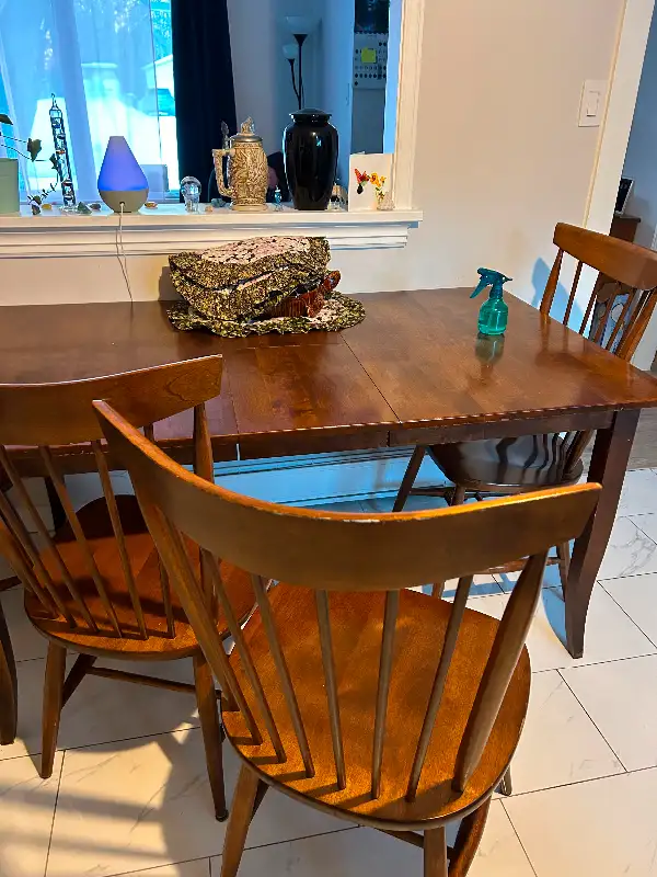 Kitchen table and 4 chairs62854391244034121