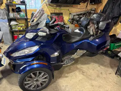 2016 Can-Am spider RT Limited new tires new brakes runs great 1330 motor in 6 speed call Dan 5198073...