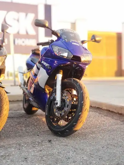 Yamaha r6, 30k km, new tires front and back, new headlights, new signals Message for more details