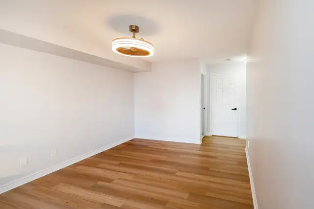 Mississauga Condo Available Immediately For Sale in Condos for Sale in Mississauga / Peel Region - Image 19