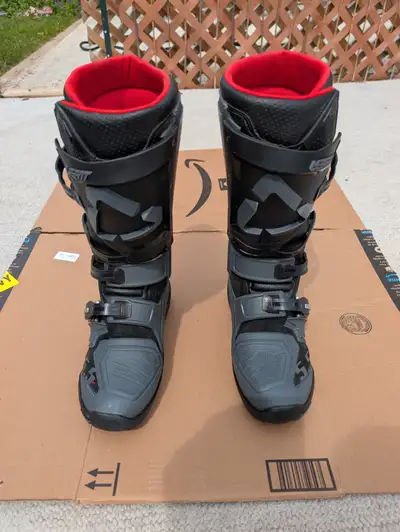 In excellent condition (worn three times), size 10 US/44.5 EU, graphene LEATT 5.5 Flexlock Enduro Bo...