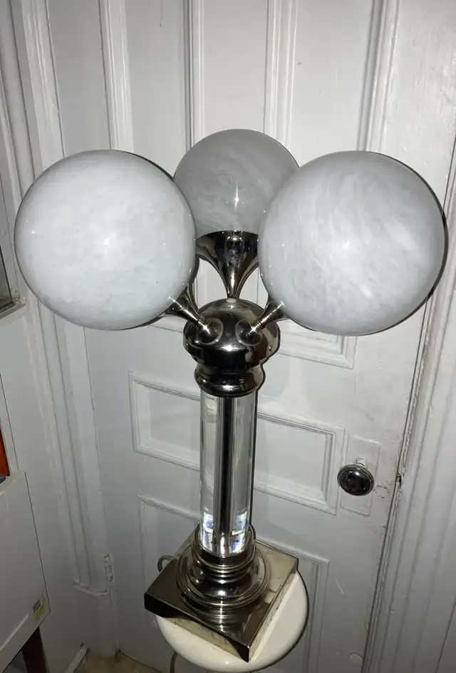 Retro Chrome and Glass Table Lamp with 3 Globes - $270 Cash Only in Indoor Lighting & Fans in City of Montréal - Image 7