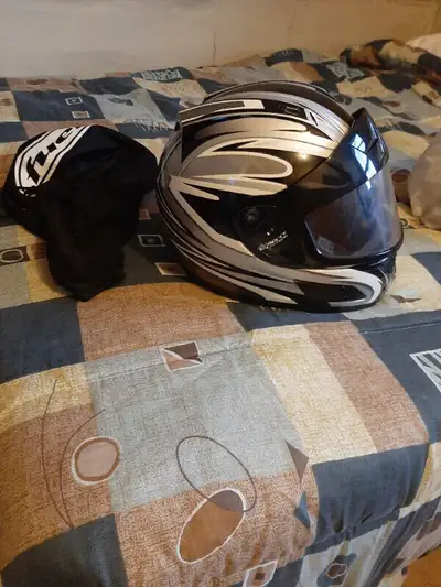 I am selling my fuel helmet extra large in new condition. It has vents that can be opened or closed....