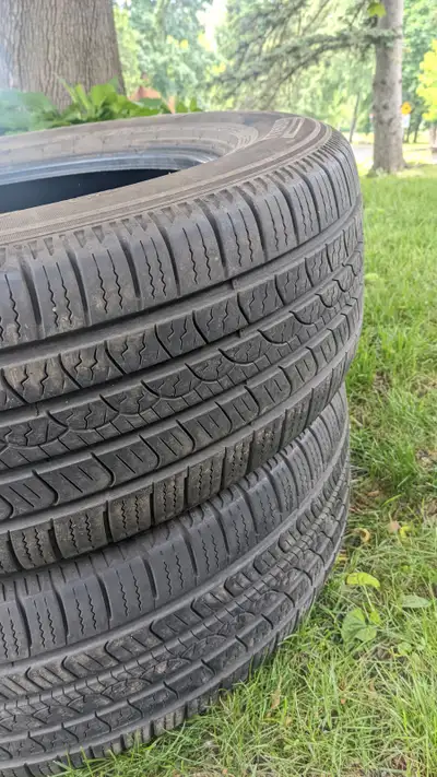 Deux pneus été Pirelli Scorpio 225 65 17 en très bon état. $200 non neg.