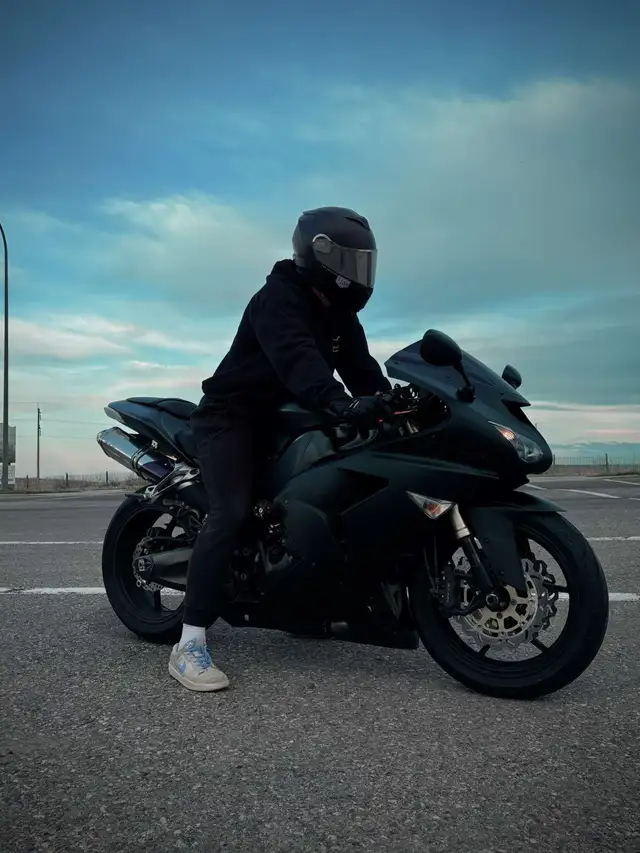 Kawasaki zx10r in Sport Bikes in Lethbridge - Image 5