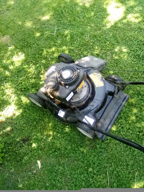 Yard Machines -tondeuse (Essence) in Lawnmowers & Leaf Blowers in City of Montréal - Image 6