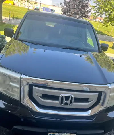 This 2009 Honda Pilot Touring is a spacious and reliable SUV, featuring 285,040 km on the odometer a...