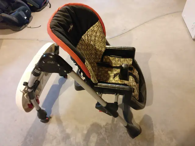 Evenflo baby foldable / adjustable highchair in Feeding & High Chairs in Ottawa - Image 3