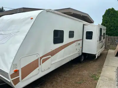 Spacious 29' CrossRoads Cruiser CTX bumper-pull travel trailer with large slide-out, all-aluminum co...