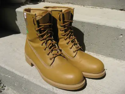 Dakota Lite 8" Steel-Toe Work Boots - Made in Canada - Like New, View more