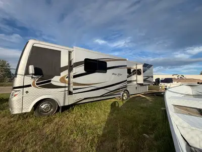 2015 Newmar Bay Star Sport 3220 – Exceptional Condition! Kept indoors under cover its whole life – t...