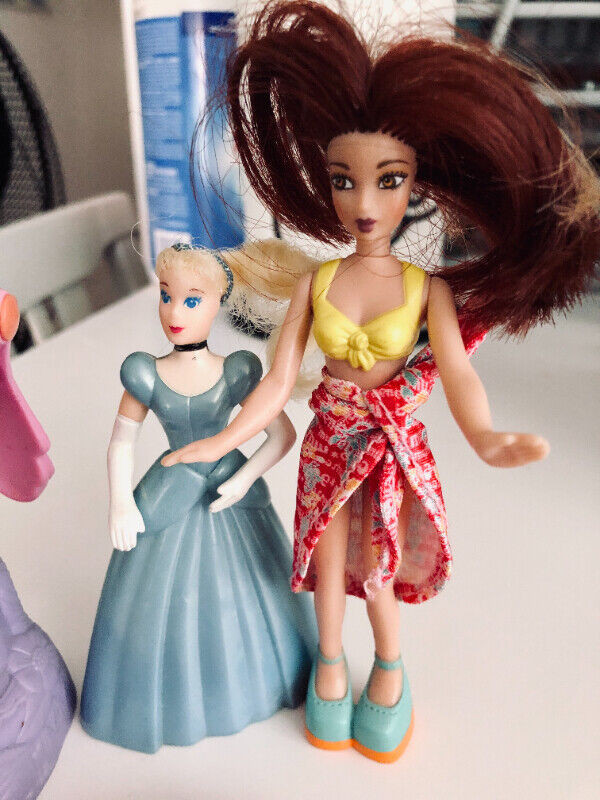 Lot of 5 Vintage 90' Girls McDo Toys, includ. Barbie, Tinkerbell dans Jouets et jeux  à Ville de Montréal - Image 2