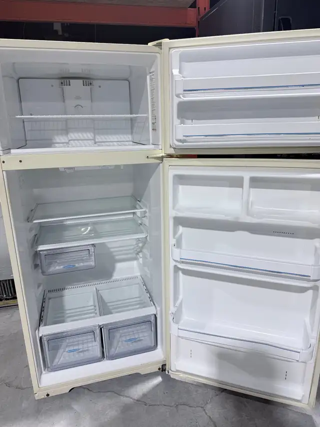 Réfrigérateur 28po blanc | FRT16NRED6 - Frigidaire *** USAGÉ *** in Refrigerators in City of Montréal - Image 3
