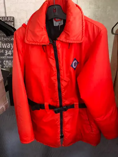 Veste de flottaison Mustang, taille M/L Une veste idéale pour les activités en eau froide. Elle vous...