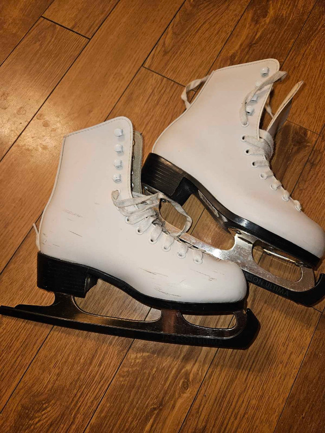 Girls figure skates size 3 in Skates & Blades in Edmonton - Image 4