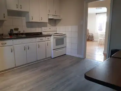 *$1925- JULY 1st, 2 Bed, 1 Bath Beachwood/Vanier LARGE & Bright*