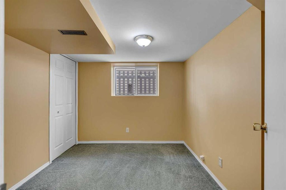 Walkout basement for rent in NE 5