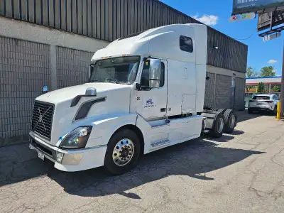 This 2005 Volvo D12 highway tractor is a reliable workhorse featuring a spacious sleeper cab, perfec...