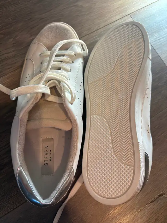 Steve Madden women’s sneaker in Women's - Shoes in Calgary - Image 5