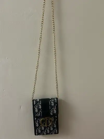Cute phone purse — great condition!, View more