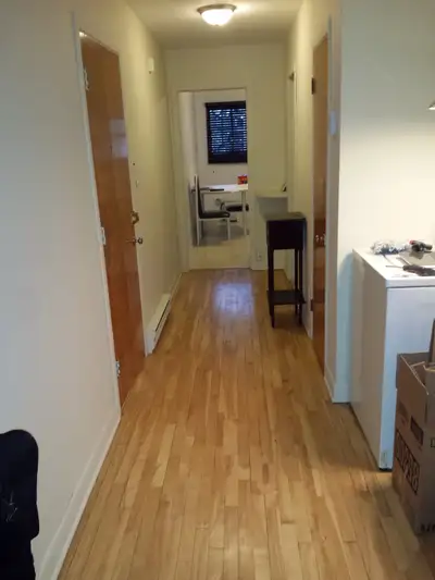 Appartement sécuritaire 2 1/2 situé au rez de chaussé.