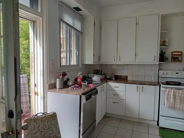 Furnished Room in 3-Person Female Colocation in Room Rentals & Roommates in City of Montréal - Image 4