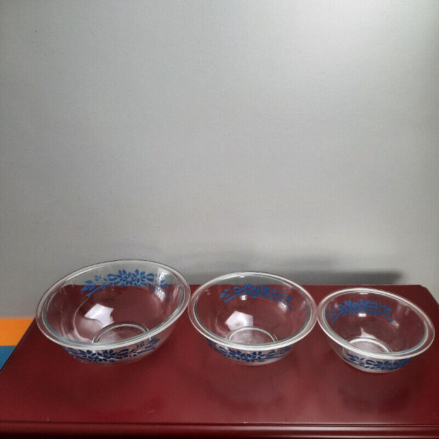 Set of 3 Vintage (1980's) Pyrex Bowls in Other in City of Toronto - Image 2