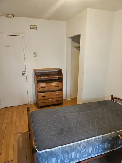 Bonjour, j'ai 2 petites chambres simple style étudiants (Homme) disponible à louer a 500$/mois et 48...