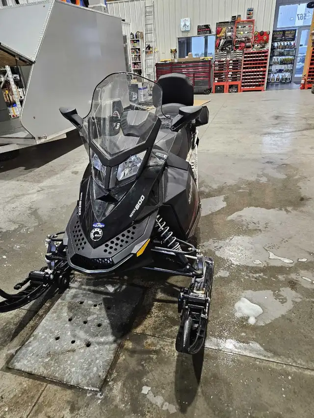 motoneige et remorque à vendre in Snowmobiles in Laval / North Shore - Image 2