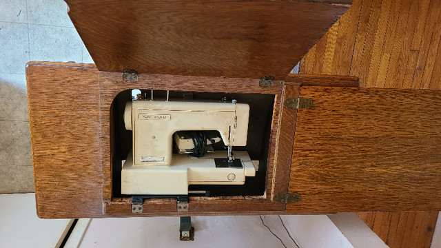 Machine à coudre vintage / Vintage sewing machine dans Autres tables  à Granby - Image 2