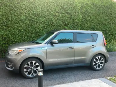 KIA Soul EV (100% électrique), modèle Luxury avec toit panoramique ouvrant, Set de roues d’été 18 po...