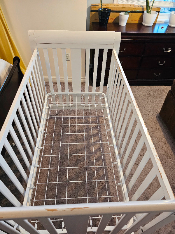 Baby to toddler crib in Cribs in Guelph