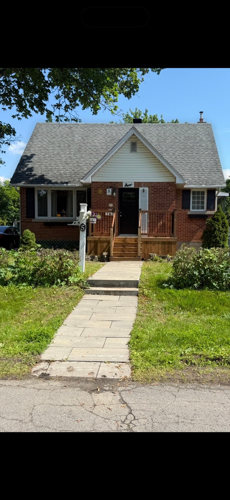 Family home for sale in Pointe-Claire on quiet Laurelwood Avenue — photo 1