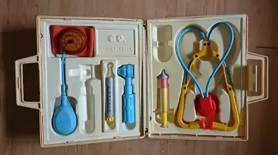 Vintage 1977 Fisher Price Medical Kit No. 936. It is in good condition. There are 2 item missing