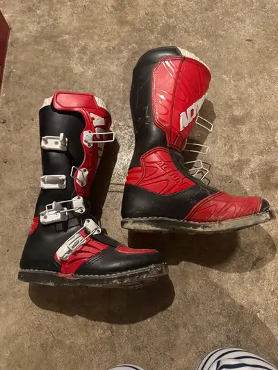 These Action motocross boots are a size 9 US (42 EU, 8 GB) and feature a durable construction with a...