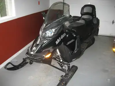 A vendre, ski-doo grand touring LE 900 ACE 2018, poignées chauffante coté passager, roues ski, prise...