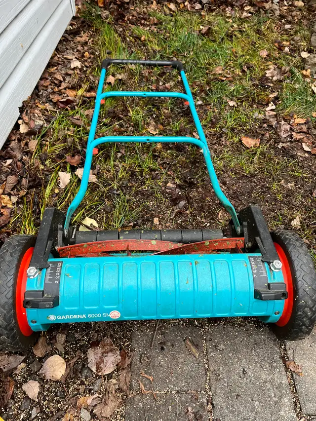 Tondeuse manuelle Gardena 6000 SM in Lawnmowers & Leaf Blowers in Québec City - Image 3