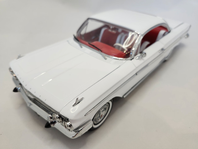1961 Chevrolet Impala SS 409 Coupe White 1:18 Diecast Rare dans Art et objets de collection  à Région des lacs Kawartha - Image 2