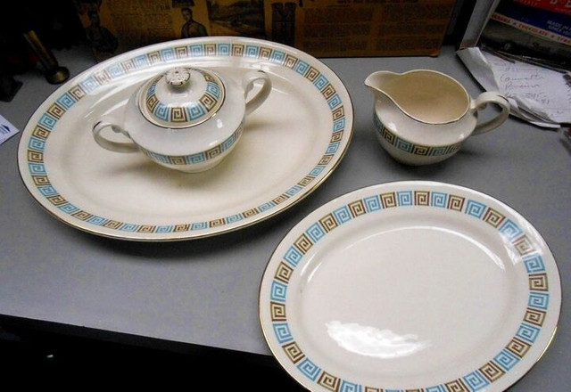 Ensemble de Service Porcelaine 22K Anglaise in Arts & Collectibles in Sherbrooke - Image 2