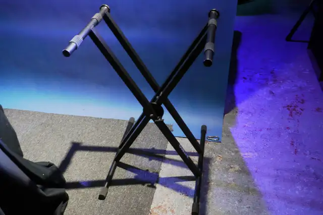 Keyboard Stand QuikLok in Pianos & Keyboards in Laval / North Shore - Image 2