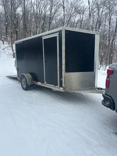 Remorque Stealth 2016 en excellente condition, full aluminium, 6’x12’ + V Nose de 2’, lames neuves (...