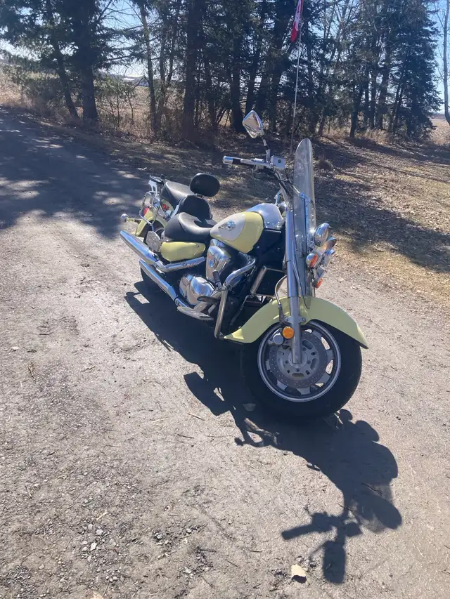 1998 Suzuki Intruder 1500 in Touring in Ottawa - Image 3